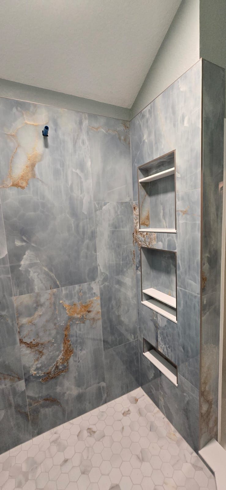 Shower tile and built-in niches